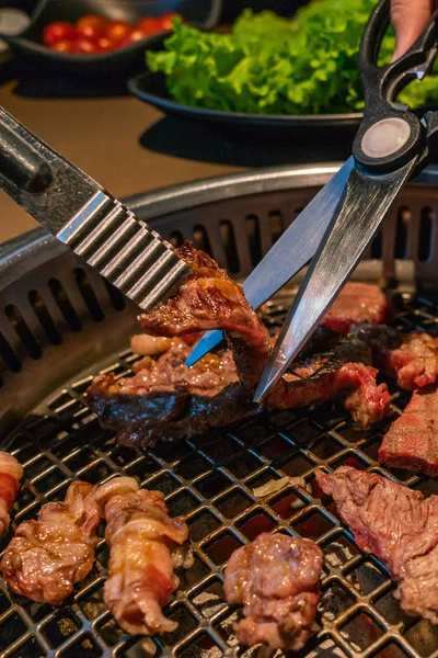 Closeup de carne de churrasco de estilo japonês cortada por tesoura — Fotografia de Stock