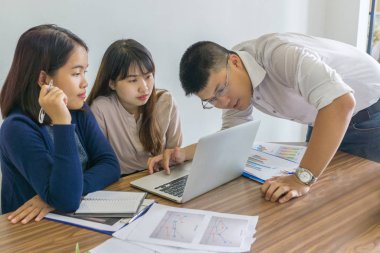 İş projesini tartışan ve takım çalışması yapan bir grup insan