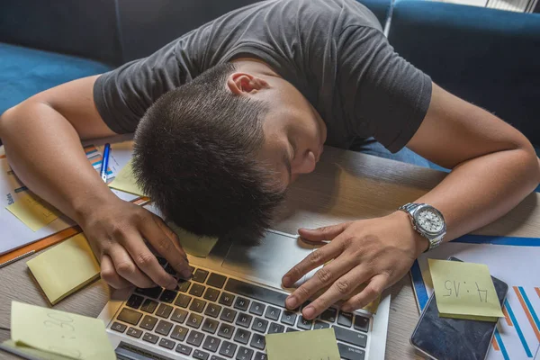 Utmattad och trött affärsman sover på arbetsplatsen — Stockfoto