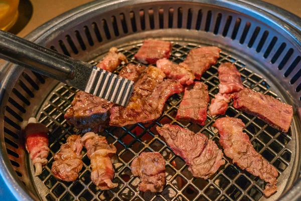 Fechar as fatias de carne marinada grelhadas no fogão a carvão — Fotografia de Stock