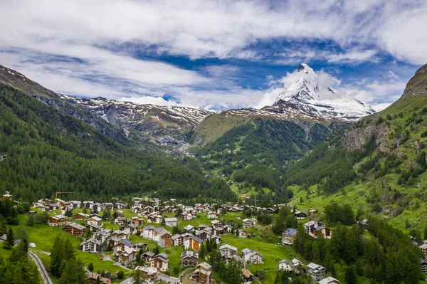 Cenário espetacular do vale de Zermatt e pico de Matterhorn de manhã — Fotografia de Stock