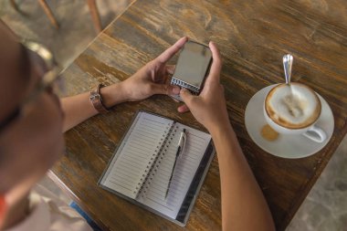 İnternet 'te sörf yapmak için telefon kullanan öğrenci