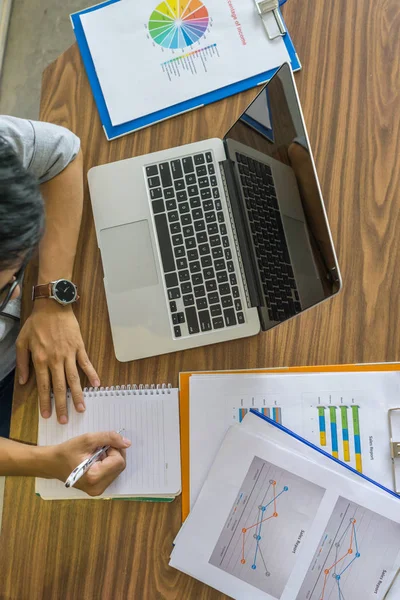 Foto vertical del hombre de negocios escribiendo notas a mano en la oficina — Foto de Stock