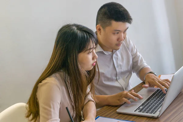 Empleado joven de negocios trabaja en equipo en el lugar de trabajo — Foto de Stock