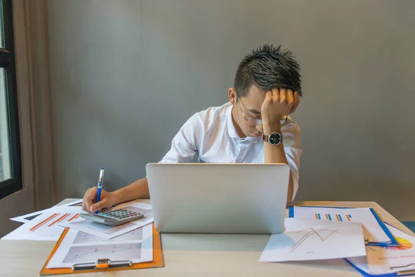 Jovem empresário se sente cansado e exausto com o problema financeiro — Fotografia de Stock