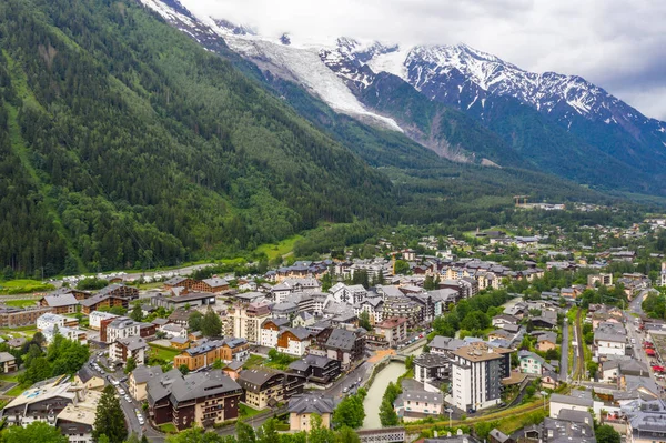 Espectacular vista aérea de las montañas y la ciudad de Chamonix — Foto de Stock