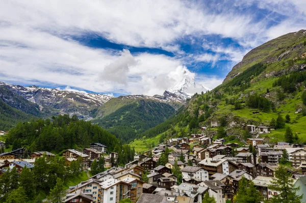 Cenário espetacular do belo vale de Zermatt e pico de Matterhorn — Fotografia de Stock