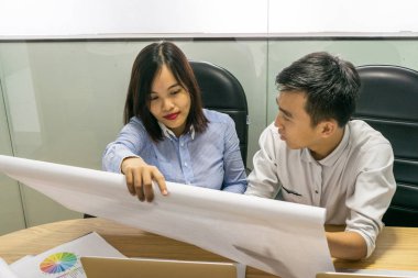 Ofiste çalışan Asyalı iş adamları