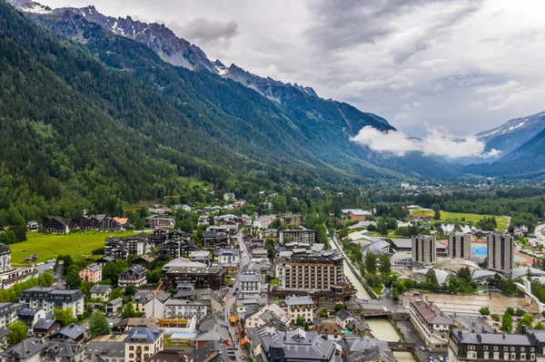 Bela vista aérea do centro da cidade Chamonix vale e Alpes montanhas — Fotografia de Stock