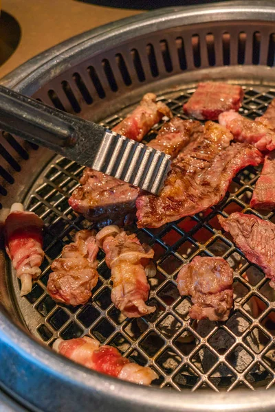 Closeup de churrasco coreano fatia de carne grelhada sobre fogão a carvão — Fotografia de Stock