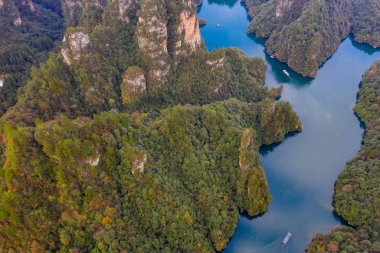 Zhangjiajie 'deki güzel Baofeng gölünün ve dağların havadan görünüşü.