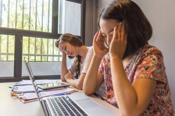 Escritório frustrado mulheres sentem dor de cabeça e estresse com o trabalho — Fotografia de Stock