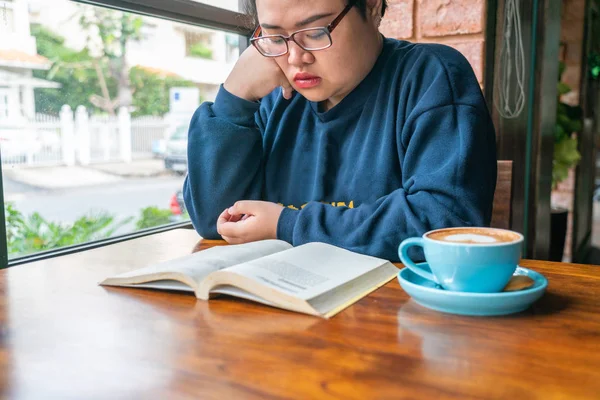 Asyalı öğrenci kitap ve kahveyle günün tadını çıkarıyor — Stok fotoğraf