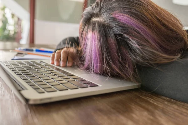 Jovem estudante universitário dormindo no laptop em sala de aula — Fotografia de Stock