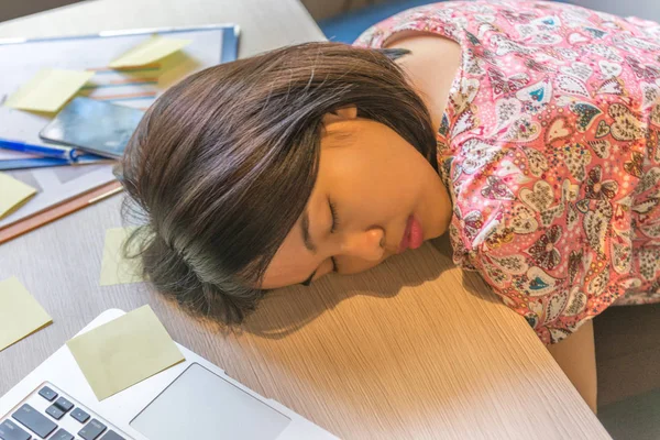 Cansado mulher escritório dormindo no escritório — Fotografia de Stock