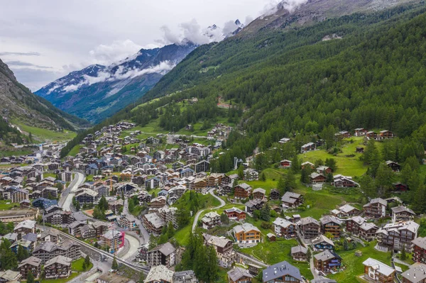 Hermoso paisaje aéreo de pueblos y montañas en el valle de Zermatt — Foto de Stock