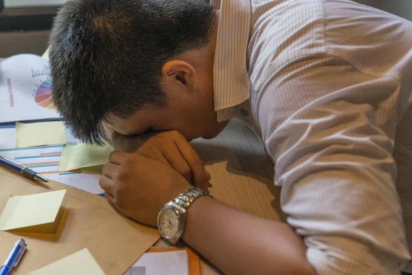 El hombre cansado de la oficina se queda dormido en el documento del informe — Foto de Stock