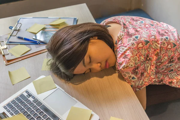 Asiática mulher dormindo cansado no escritório — Fotografia de Stock