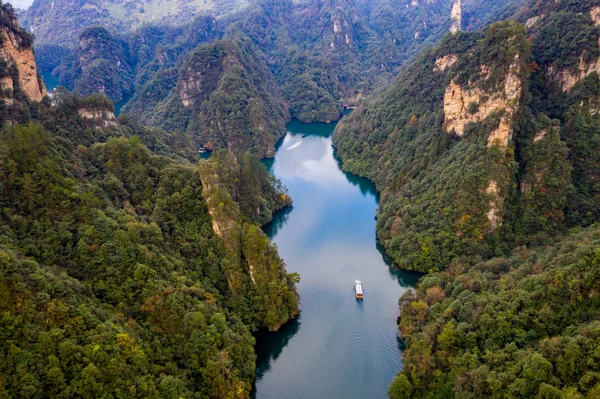 Όμορφη εναέρια τοπίο και βάρκα ταξίδι στη λίμνη Baofeng — Φωτογραφία Αρχείου