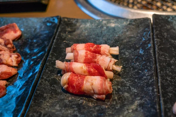 Японский стиль барбекю маринованные свиные роллы с грибами — стоковое фото