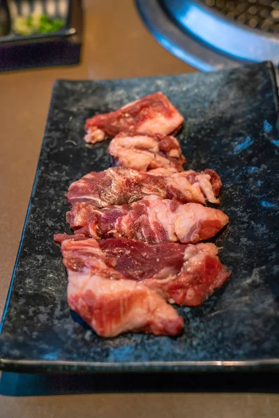 日本烧烤餐馆盘中新鲜腌肉 — 图库照片