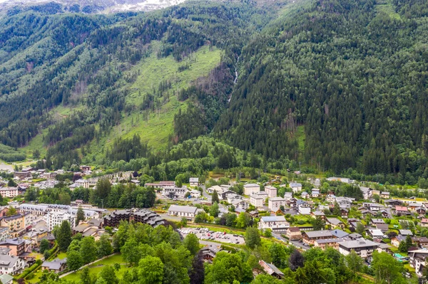Increíble valle de Chamonix en temporada de verano verde — Foto de Stock