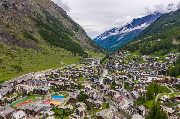 Espectacular paisaje en el valle de Zermatt y la montaña de los Alpes en verano — Foto de Stock
