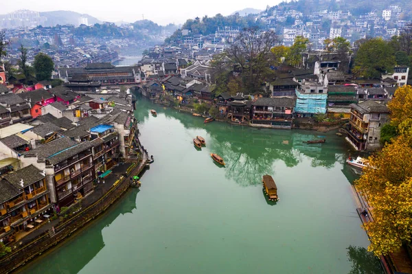 Vista do drone da cidade antiga de Fenghuang na província de Hunan, China — Fotografia de Stock