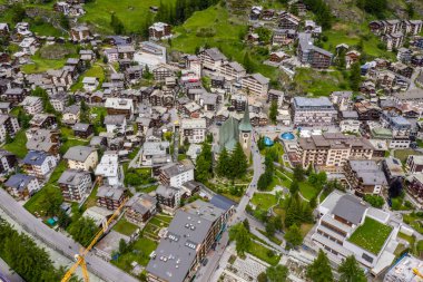 İsviçre 'nin Zermatt kentindeki güzel köy ve evlerin hava manzarası
