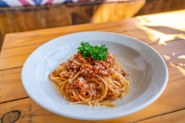 Kıymalı ve maydanozlu lezzetli spagetti.