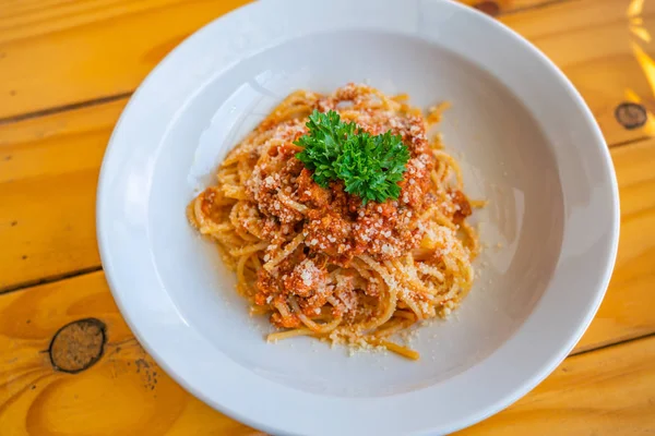 Gustosi spaghetti di manzo macinato decorati con prezzemolo su piatto bianco — Foto Stock