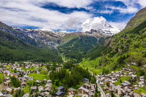 Vista aérea espetacular das aldeias Zermatt e do pico de Matterhorn — Fotografia de Stock