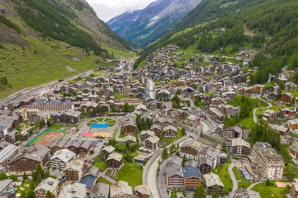 Vista aérea de hermosos pueblos y casas en el valle de Zermatt — Foto de Stock
