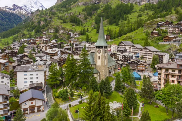Hermosa vista aérea de pueblos en Zermatt y la montaña de los Alpes — Foto de Stock