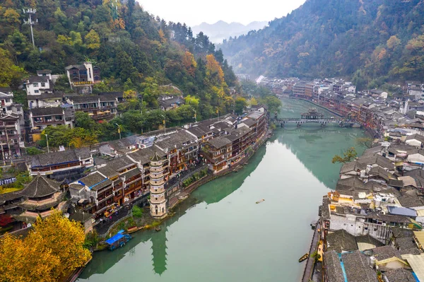 Klidné ráno ve starobylém městě Fenghuang podél řeky Tuojiang — Stock fotografie