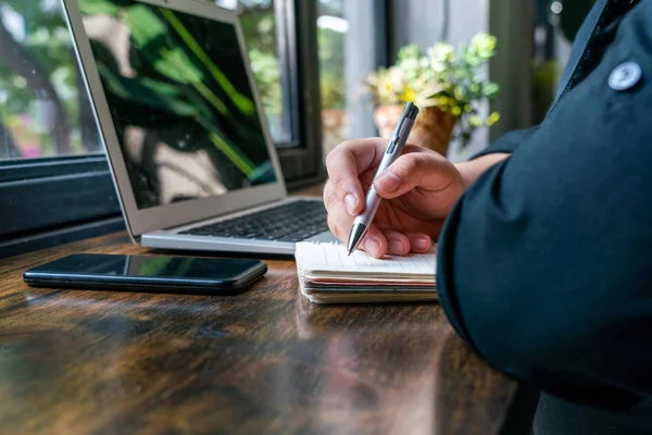 Människans handhållna penna och anteckningsbok — Stockfoto