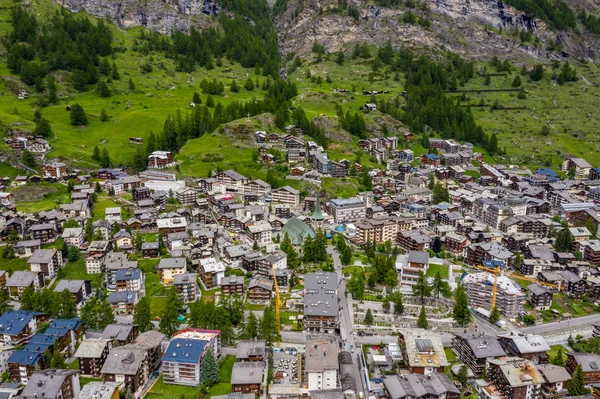 Widok z lotu ptaka wsi w dolinie Zermatt w okresie letnim — Zdjęcie stockowe