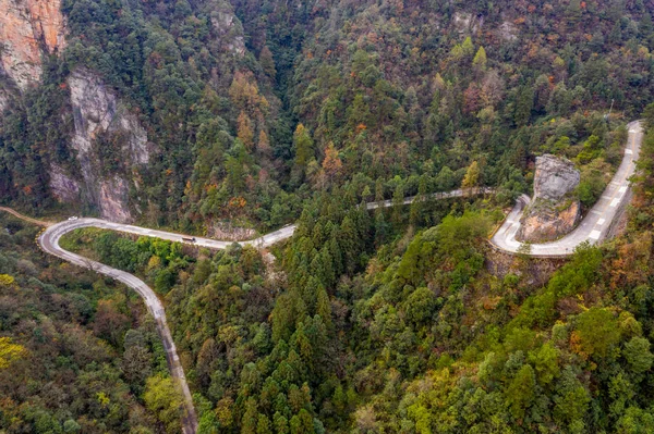 Montagnes à couper le souffle et passer des paysages routiers en Chine — Photo