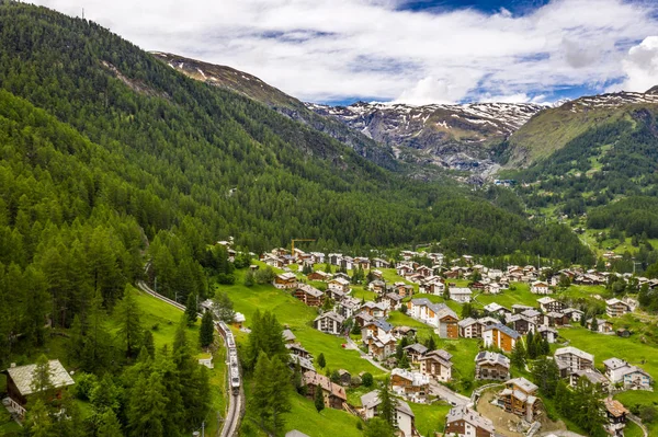 Espectacular vista aérea del valle de Zermatt y los Alpes por la mañana — Foto de Stock