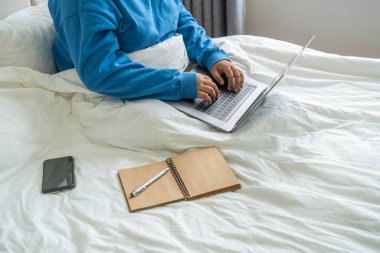 Dizüstü bilgisayar kullanan genç bir kadının yan görüntüsü