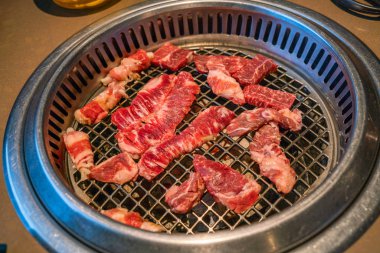Japon usulü ızgara Yakiniku usulü marine edilmiş et dilimi.