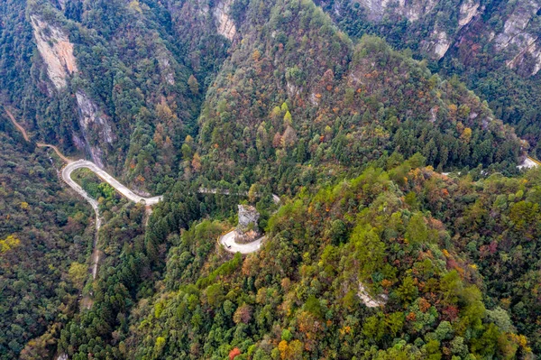 Espectacular vista de montaña y carretera de paso desde ángulo alto — Foto de Stock