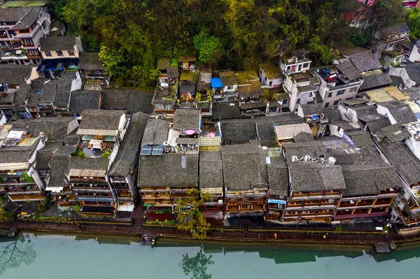 Vista de alto ângulo da arquitetura antiga na cidade de Fenghuang — Fotografia de Stock