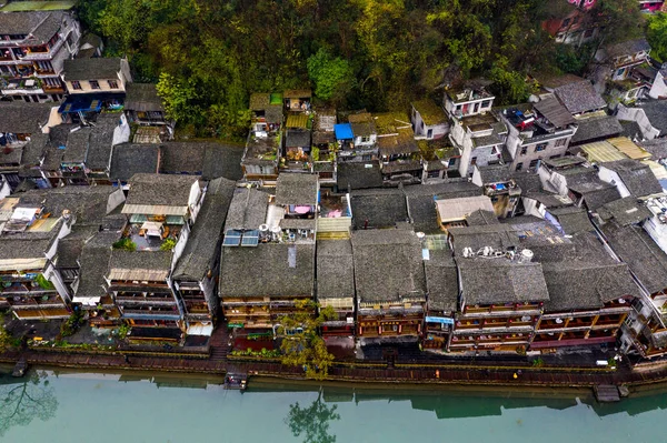 Fenghuang kasabasındaki antik mimarinin yüksek açılı görüntüsü. — Stok fotoğraf