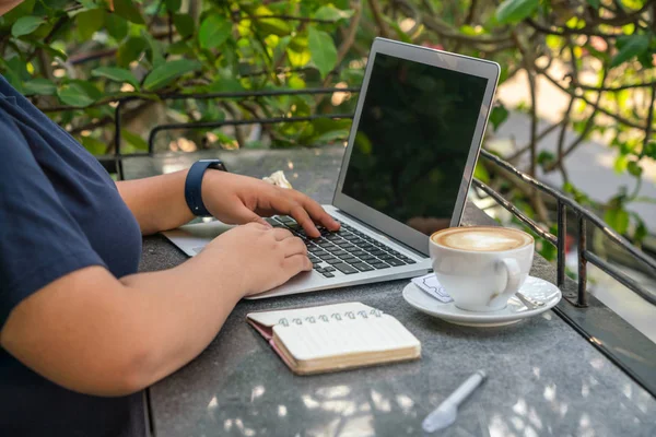 Mladá žena na volné noze pracující na notebooku venku — Stock fotografie