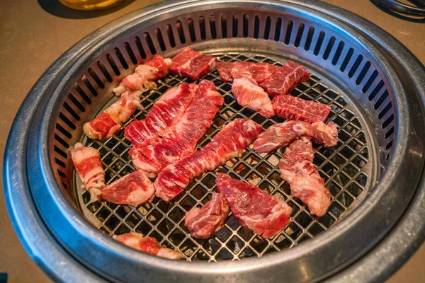 Tranches de viande marinée grillées comme yakiniku barbecue de style japonais — Photo