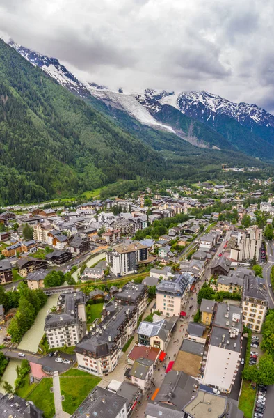 Increíble paisaje aéreo del valle de Chamonix bajo impresionantes montañas alpinas — Foto de Stock