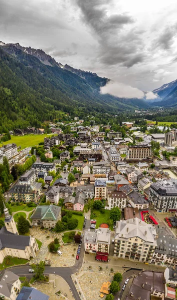 Impresionante paisaje aéreo de la ciudad y el pueblo en el valle de Chamonix — Foto de Stock