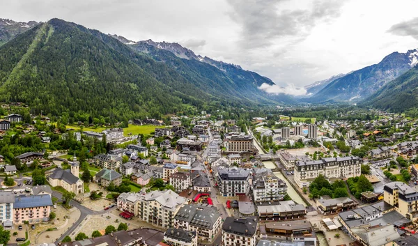 Erstaunliche Drone-Ansicht von Stadt und Dorf im Chamonix-Tal — Stockfoto