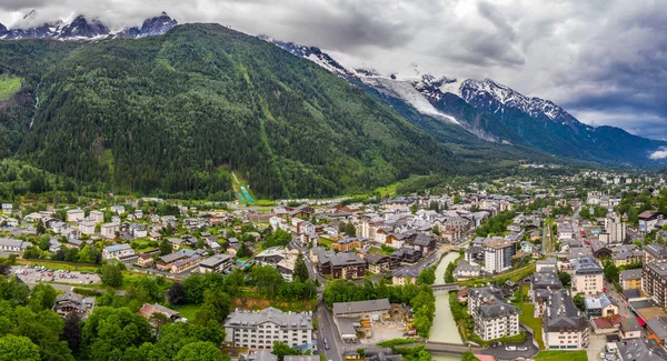 Vista panorâmica aérea do vale de Chamonix e das montanhas alpinas — Fotografia de Stock